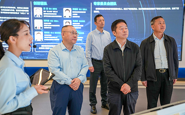 省政協副主席何寄華一行蒞臨頂立科技調研 (2).jpg