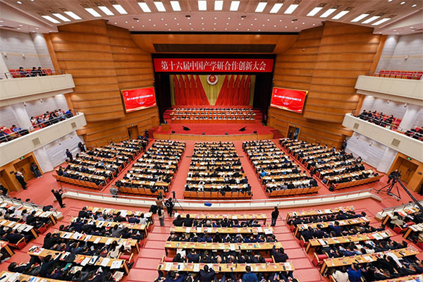 頂立科技戴煜董事長榮獲中國產(chǎn)學研合作創(chuàng)新人物獎.jpg 頂立科技戴煜董事長榮獲中國產(chǎn)學研合作創(chuàng)新人物獎.jpg